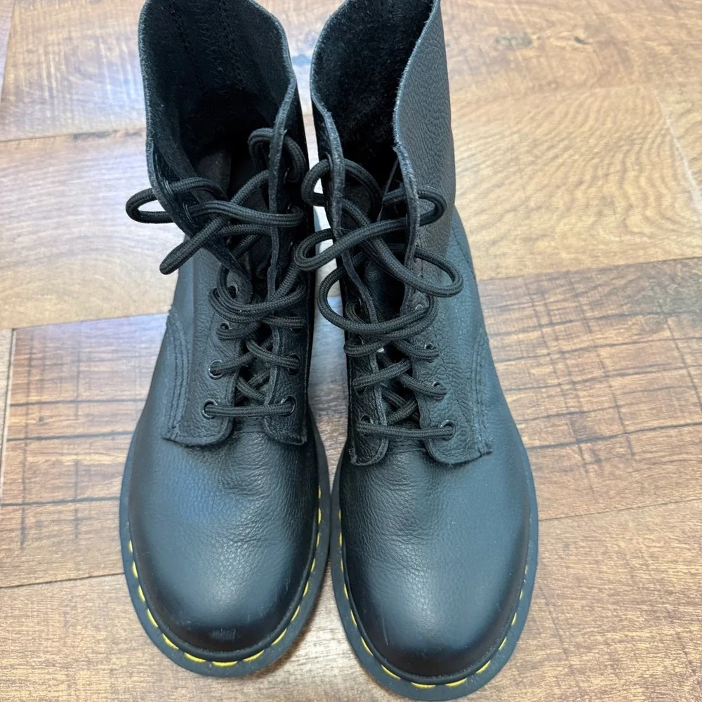 Dr. Martens 1460 Pascal Men 7 Women 8.5 Black Pebbled Leather 8-Eye Boots 13512